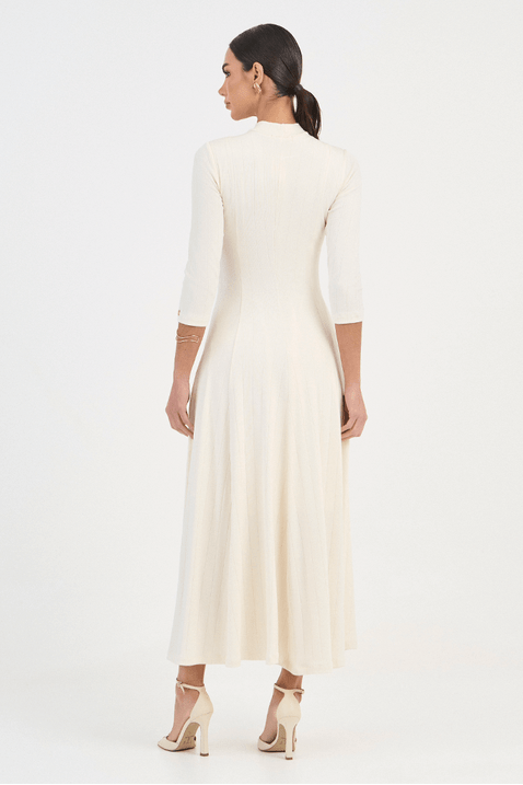 04 vestido off white de malha midi com recortes