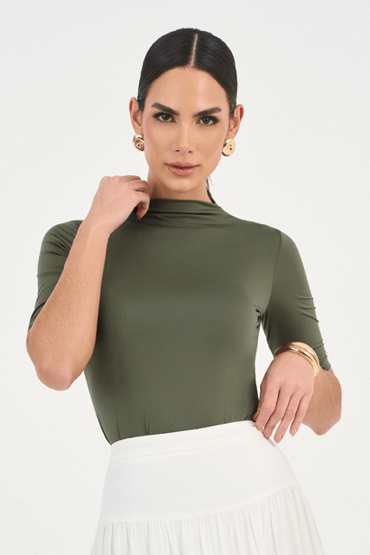 02 blusa verde manga curta em malha com gola alta