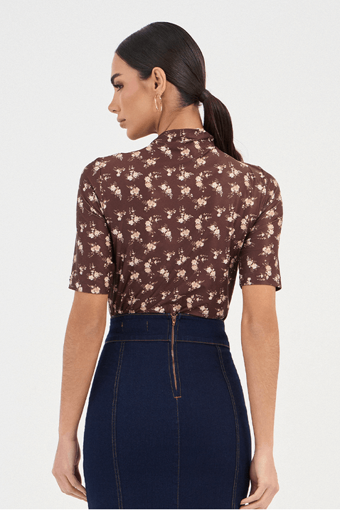 01 blusa marrom malha estampada gola alta