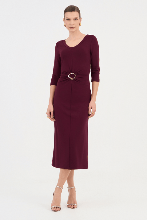 02 vestido bordo em malha midi com fivela e franzido