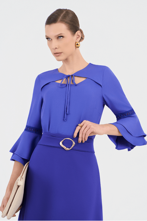 02 blusa azul plano com amarracao e mangas 3 4