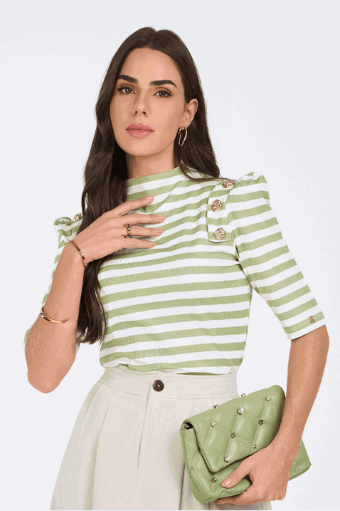 04 blusa verde em malha com botoes dourados