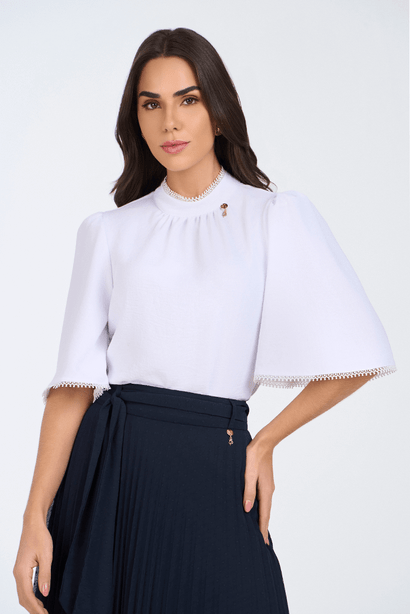 blusa branca plano com gola alta e mangas evase 1