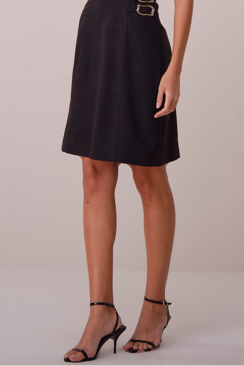 vestido preto curto na alfaiataria com fivelas ayla tata martello 4