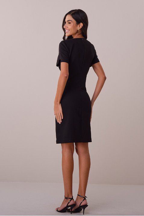 vestido preto curto na alfaiataria com fivelas ayla tata martello 5
