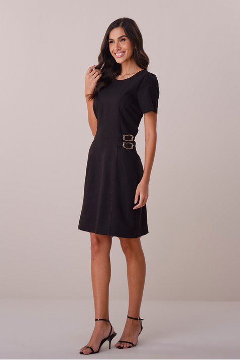 vestido preto curto na alfaiataria com fivelas ayla tata martello 8