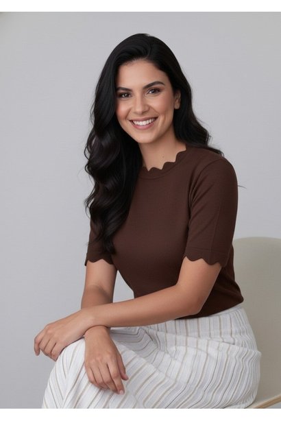 Blusa Tricô Encanto Lisa Básica Manga Curta Detalhes Ondulados Marrom VicSim
