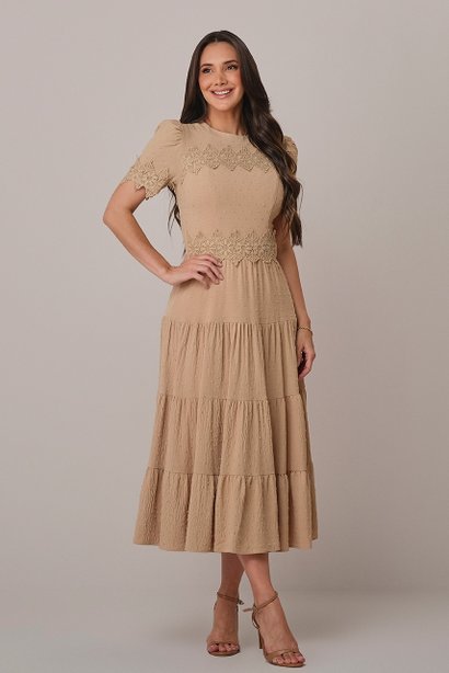 Vestido Bege Midi no Crepe Dots com Rendas Ananda Tatá Martello
