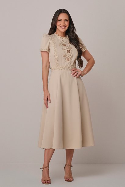 Vestido Bege Midi Fluido com Bordado Mariane Tatá Martello