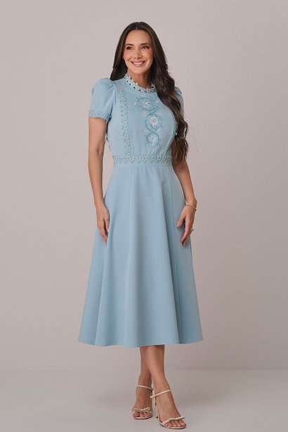 Vestido Azul Midi Fluido com Bordado Mariane Tatá Martello